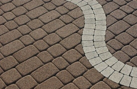 Укладка коричневой брусчатки старый город
